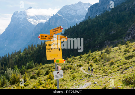 Cartello giallo all'Eiger Trail o Grindelwald al di sotto dell'Eiger North Face, escursioni e trekking percorso, Bear Trek, Grindelwald Foto Stock