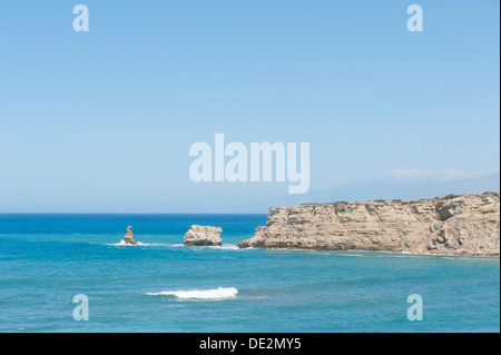 Tre sassi in mare, wave, Triopetra, Agios Pavlos, montagne bianche sul retro, Creta, Mar Libico, Mediterraneo, Grecia, Europa Foto Stock