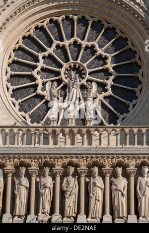 Il carving dettaglio sopra l'entrata alla cattedrale di Notre Dame di Parigi Foto Stock