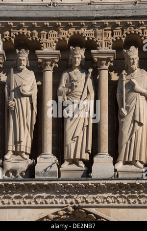 Il carving dettaglio sopra l'entrata alla cattedrale di Notre Dame di Parigi Foto Stock