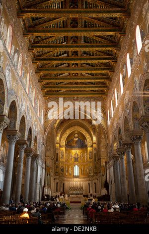 Interno della Cattedrale di Monreale a Monreale in provincia di Palermo, in Sicilia. Foto Stock