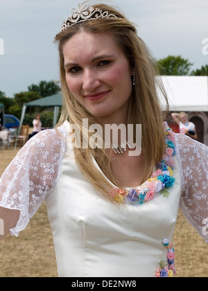 Carattere da Alice nel paese delle meraviglie agire fuori scene durante una esecuzione pubblica su southsea common England Regno Unito Foto Stock