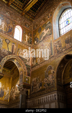 Interno della Cattedrale di Monreale a Monreale in provincia di Palermo, in Sicilia. Foto Stock