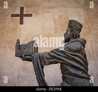 La statua di Guglielmo II offre la Cattedrale di Monreale alla Vergine Maria a Monreale in provincia di Palermo, in Sicilia. Foto Stock