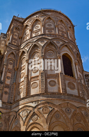 Cattedrale di Monreale. Arabesque ornamenti nella parte posteriore absidi in Monreale in provincia di Palermo, in Sicilia. Foto Stock