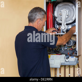 Ingegnere della manutenzione di una caldaia a gas Foto Stock