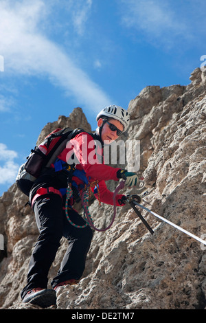 Scalatore sulla masara-corda rossa via ferrata, Dolomiti, Alto Adige, Italia, Europa Foto Stock