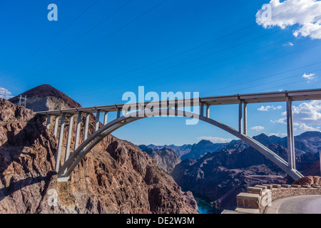 Una vista guardando le Mike O'Callaghan - Pat Tillman Memorial Bridge all' Hoover Dam da una strada di servizio al di sotto del ponte. Foto Stock