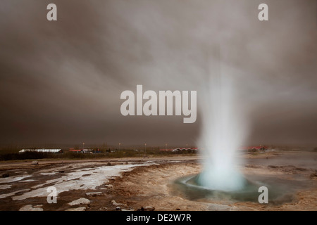 Strokkur, fontana geyser, con la nube di cenere vulcanica, Sud Islanda, Islanda, Europa Foto Stock