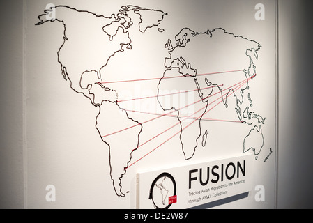 WASHINGTON DC, Stati Uniti — la mostra "Fusion: Tracing Asian Migration to the Americas through ama's Collection" all'Art Museum of the Americas. Ospitato in un edificio coloniale spagnolo del 1912 all'interno del complesso dell'Organizzazione degli Stati americani, il museo si trova nel quartiere Foggy Bottom di Washington, DC. La mostra esplora l'influenza della migrazione asiatica sulle Americhe attraverso la collezione del museo. Foto Stock