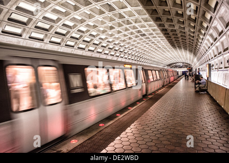 Un treno arriva in corrispondenza di uno dei tratti distintivi delle stazioni a cupola del Washington Metropolitan Area Transit Authority metropolitana sistema nell'area di Washington DC. Questa stazione è in Ballston, Arlington, a poche fermate dal centro cittadino di Washington DC. Foto Stock