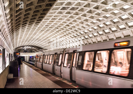 Un treno lascia la pedana in corrispondenza di uno dei tratti distintivi delle stazioni a cupola del Washington Metropolitan Area Transit Authority metropolitana sistema nell'area di Washington DC. Questa stazione è in Ballston, Arlington, a poche fermate dal centro cittadino di Washington DC. Foto Stock