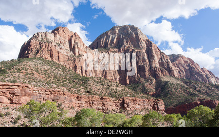 Prese nel Parco Nazionale di Zion, questa gamma di montagne di pietra appare come un gigante in riposo. Foto Stock