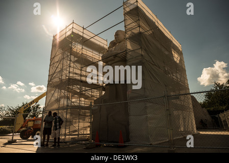 WASHINGTON DC, Stati Uniti d'America - Impalcature circonda la statua di Martin Luther King Jr come artista rimuove una controversa iscrizione sul lato del monumento al bacino di marea a Washington DC. Foto Stock