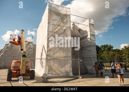 WASHINGTON DC, Stati Uniti d'America - Impalcature circonda la statua di Martin Luther King Jr come artista rimuove una controversa iscrizione sul lato del monumento al bacino di marea a Washington DC. Foto Stock