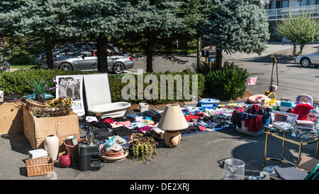 Interessante raccolta di vari articoli di uso domestico arredamento abbigliamento libri nella zona suburbana di viale di accesso al garage Vendita Edmonds Foto Stock