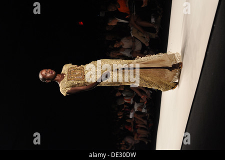 Guarda da Naeem Khan della primavera 2014 Fashion Show a Mercedes-Benz della settimana della moda presso il Lincoln Center di New York Foto Stock