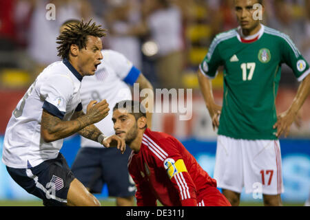 Columbus, Ohio, Stati Uniti d'America. Decimo Sep, 2013. 10 settembre 2013: Messico Team Nazionale portiere Jose de Jesus corona (1) è deluso e Messico Team Nazionale centrocampista Gesù Zavala (17) si affaccia su come noi uomini della squadra nazionale centrocampista Jermaine Jones (13) celebra dopo il primo goal segnato durante gli Stati Uniti Nazionale Maschile contro il Messico la squadra nazionale- World Cup Qualifier corrispondono al Columbus Crew Stadium - Columbus, OH. Gli Stati Uniti nazionale maschile ha sconfitto il Messico Team Nazionale 2-0 e aggraffata una macchia per la Coppa del Mondo in Brasile. Credito: csm/Alamy Live News Foto Stock