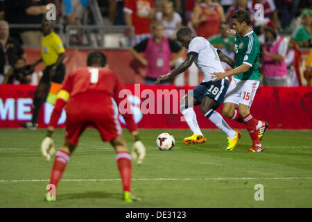 Columbus, Ohio, Stati Uniti d'America. Decimo Sep, 2013. 10 settembre 2013: noi Nazionale Maschile avanti Eddie Johnson (18) batte il Messico la squadra nazionale defender Hector Moreno (15) come il Messico la squadra nazionale portiere Jose de Jesus corona (1) si prepara per un colpo durante gli Stati Uniti Nazionale Maschile contro il Messico la squadra nazionale- World Cup Qualifier corrispondono al Columbus Crew Stadium - Columbus, OH. Gli Stati Uniti nazionale maschile ha sconfitto il Messico Team Nazionale 2-0 e aggraffata una macchia per la Coppa del Mondo in Brasile. Credito: csm/Alamy Live News Foto Stock