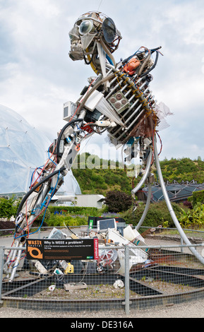 Gran Bretagna, Inghilterra, Cornwall, St. Austell, Eden Project, WEEE uomo scultura, Rifiuti di Apparecchiature Elettriche ed Elettroniche Foto Stock