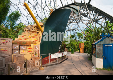 Gran Bretagna, Inghilterra, Cornwall, St. Austell, Eden Project, il Rainforest Biome, presentano rappresenta nave carica di banane Foto Stock