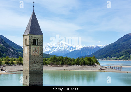 Inondati (nel 1950) torre campanaria in Reschensee e famiglia (Italia, chiesa edificio nel XIV secolo) Foto Stock