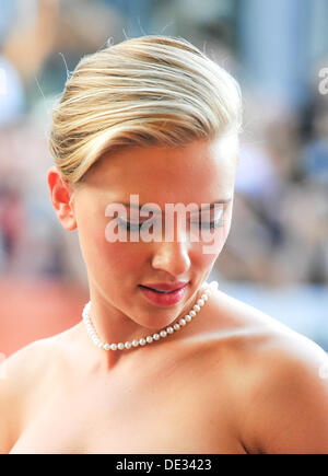 Toronto, Ontario, Canada. Decimo Sep, 2013. L'attrice Scarlett Johansson arriva a 'L' di Jon Premiere durante il 2013 Toronto International Film Festival alla principessa di Galles Teatro. Credito: Igor Vidyashev/ZUMAPRESS.com/Alamy Live News Foto Stock