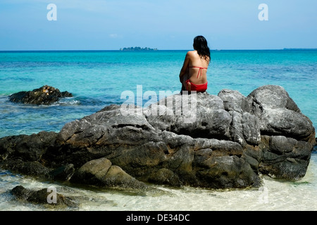 I giovani indonesiani locale donna godendo il mare incontaminato e le spiagge di karimun isola di Java in Indonesia Foto Stock