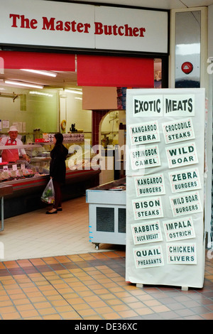 Display grande segno al di fuori di un organismo indipendente di macellai shop visualizzando un ampia gamma di carni esotiche per la vendita Foto Stock