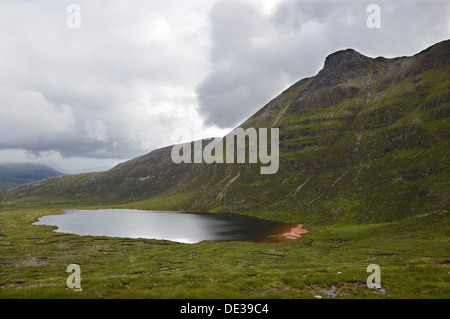 Lochan Bealach Cornaidh sotto la montagna scozzese Spidean Coinich (a Corbett) su Quinag Foto Stock