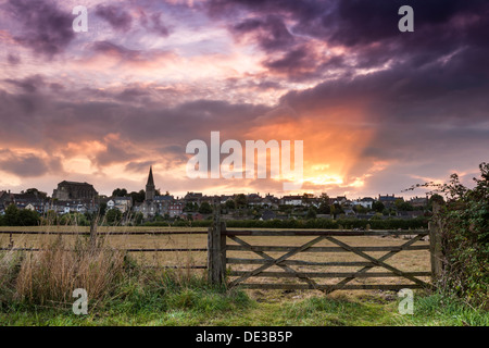 Uno spettacolare tramonto sull'Wiltshire cittadina collinare di Malmesbury in settembre. Foto Stock