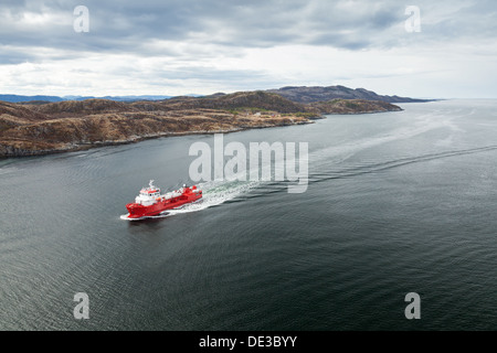 Piccolo norvegese olio rosso prodotti nave cisterna nel fiordo Foto Stock