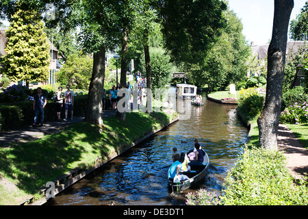 I turisti in Giethoorn, Overijssel, Paesi Bassi Foto Stock