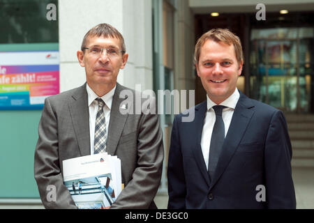 Berlino, Germania. 11 settembre 2013. Le dichiarazioni del ministro tedesco della Sanità Daniel Bahr e presidente di PEI prof. Klaus Cichutek sulla collaborazione di PEI (Paul Ehrlich Institut) e WHO (World Health oraganization) per la vaccinazione a livello mondiale. Credito: Gonçalo Silva/Alamy Live News. Foto Stock