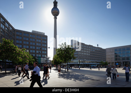 Berlino, Germania, passanti in ombra dalla torre della televisione su Alexanderplatz Foto Stock