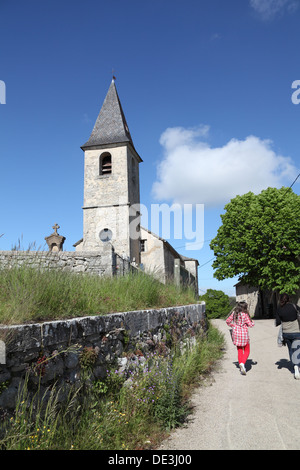 I bambini di tornare a scuola in un remoto Causse Mejean village, Lozère, Francia, che ha reso patrimonio dell' UNESCO nel 2011 Foto Stock