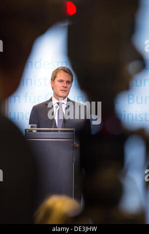 Berlino, Germania. 11 settembre 2013. Le dichiarazioni del ministro tedesco della Sanità Daniel Bahr e presidente di PEI prof. Klaus Cichutek sulla collaborazione di PEI (Paul Ehrlich Institut) e WHO (World Health oraganization) per la vaccinazione a livello mondiale. Credito: Gonçalo Silva/Alamy Live News. Foto Stock