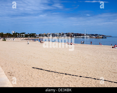 Spiaggia con persone ed un cielo blu Foto Stock