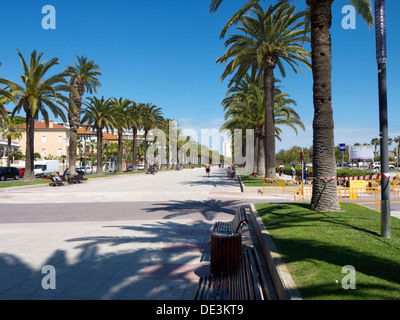 Fiancheggiata da palme passerella pedonale in Spagna Foto Stock