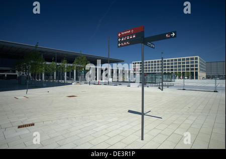 Schoenefeld, Germania, segni sulla piazza al di fuori dell'aeroporto BER Foto Stock