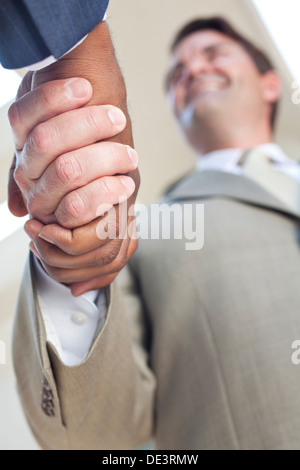 Imprenditore caucasico o man mano tremante con un americano africano collega facendo un affare Foto Stock