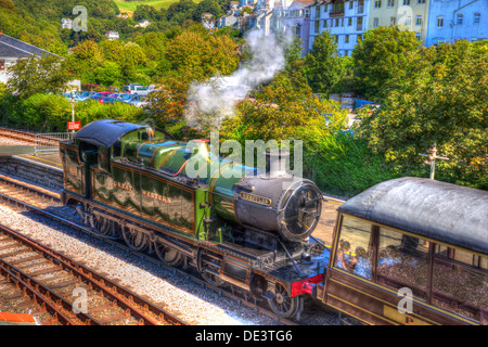 Treno a vapore scaricarsi nella stazione ferroviaria come la pittura in HDR Foto Stock