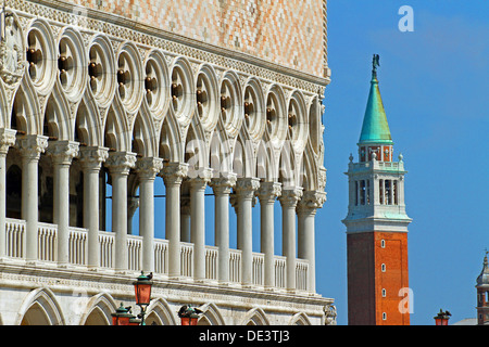 Alta torre campanaria di San Giorgio e il glorioso Palazzo Ducale a Venezia Italia 3 Foto Stock