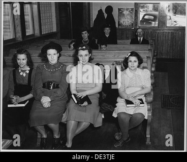 Due fotografie che mostrano una tipica congregazione a Landaff, Grafton County, New Hampshire, raffiguranti la vita religiosa della comunità rurale. Foto Stock