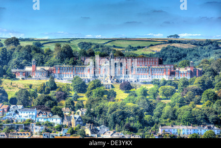 Vista del Dartmouth College navale Devon e case e alberi sulla collina come una pittura in HDR Foto Stock
