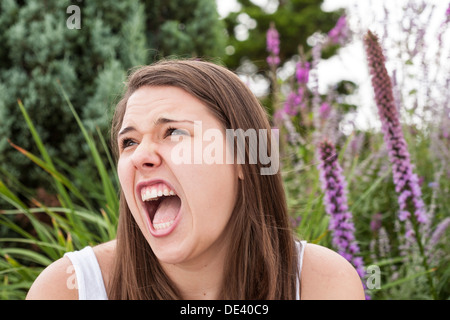 Giovane donna urlare nel disgusto, STATI UNITI D'AMERICA Foto Stock