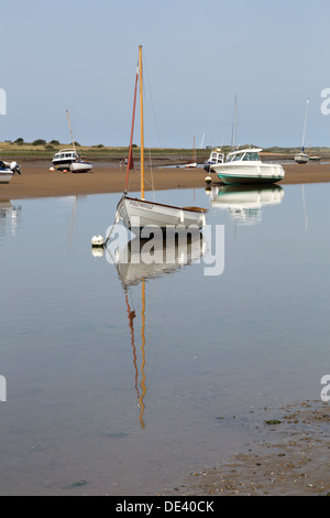 Barche ormeggiate a brancaster staithe sulla Costa North Norfolk Foto Stock