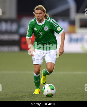 Torshavn, Faer Øer. Decimo Sep, 2013. La Germania Marcel Schmelzer durante la Coppa del Mondo FIFA 2014 qualifica gruppo C partita di calcio tra Faer Øer e Germania al Torsvollur stadium di Torshavn, Faeroeer, 10 settembre 2013. Foto: Thomas Eisenhuth/dpa/Alamy Live News Foto Stock