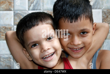 Felice due indiani teen boys Foto Stock