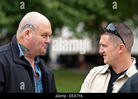 London, Regno Unito - 11 Settembre 2013: EDL , Difesa inglese League, leader Tommy Robinson, il cui vero nome è Stephen Yaxley-Lennon, parla a uno dell'EDL stedards Credito: Piero Cruciatti/Alamy Live News Foto Stock